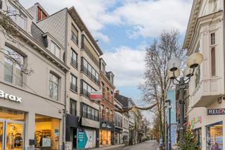 Ligging:Centraal gelegen in de grote winkelstraat van Turnhout omgeven door winkels, openbaar vervoer, horeca en met een vlotte verbinding naar de...