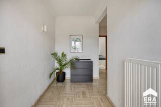 Deze goed onderhouden gelijkvloerse woning is gelegen op een perceel van 13a 12ca en beschikt over 4 slaapkamers. Een groot pluspunt is dat de...