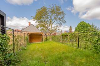 Welkom in deze stijlvolle en energiezuinige woning gelegen aan de Jommekestraat 31 in Turnhout. Via de inkomhal met gastentoilet betreden we...