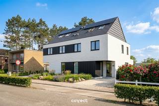 Aankoop mogelijk aan 6% BTW!Ontdek deze zeer ruime en moderne halfopen nieuwbouwwoning op een gunstige locatie in Sijsele, met vlotte verbindingen naar Brugge, Maldegem en de Kust. In de directe omgeving vindt u winkels en openbaar vervoer.De woning combineert moderne architectuur met hoogwaardige afwerking en biedt een bewoonbare oppervlakte van ca. 200 m², aangevuld met een vrijstaande garage van 28 m².Indeling: inkomhal met gastentoilet, ruime en lichtrijke leefruimte (47 m²) met open, volledig geïnstalleerde keuken en aansluitende berging/wasplaats. Op de eerste verdieping bevinden zich 3 slaapkamers, waaronder een master bedroom (17 m²) met ruimte voor een grote dressing, een stijlvolle badkamer met inloopdouche, ligbad en dubbel lavabomeubel, en een apart toilet. De zolder (28 m²) met vaste trap biedt extra mogelijkheden (leidingen worden voorzien)Buiten geniet u van een zuidwestgerichte tuin met inbegrepen afsluiting.Energiezuinig wonen met E-peil < E20, warmtepomp, vloerverwarming, regenwaterput 7500l aangesloten aan de sanitaire installatie, ventilatiesysteem D en zonnepanelen.📞 Contacteer Lorenzo voor een bezoek: 0492 08 08 08 – lorenzo@correctvastgoed.be👉 Online schattingstool: https://www.correctvastgoed.be/schatting