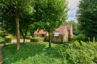 Ruime villa met tal van mogelijkheden op 38 areDeze ruime villa met veel mogelijkheden is gelegen nabij het centrum in een prachtige groene omgeving...