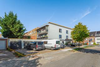 <p>Op zoek naar een zorgeloze en toekomstgerichte investering?<br />Aan de <strong><span><span>Drie Eikenstraat 278</span></span></strong> in <strong><span><span>Edegem</span></span></strong> bevindt zich deze <strong>volledig verhuurde opbrengsteigendom</strong> met een uitstekende ligging. Het pand bestaat uit <strong>vier aparte appartementen</strong>, een <strong>commercieel gelijkvloers dat momenteel is ingericht als restaurant</strong>, én <strong>vier afgesloten garageboxen</strong>.</p>
<p>Dit is een unieke kans voor wie wil investeren in een <strong>compleet verhuurd gebouw</strong> met directe en stabiele huurinkomsten. Dankzij de goed onderhouden staat en de interessante indeling is dit een <strong>solide investering met groeipotentieel op lange termijn</strong>.</p>
<p>De ligging is een absolute troef: rustig en residentieel, maar tegelijk <strong>vlak bij winkels, scholen, openbaar vervoer en belangrijke invalswegen</strong>. Ook <strong><span><span>Antwerpen</span></span></strong> en <strong><span><span>Brussel</span></span></strong> zijn vlot bereikbaar.</p>
<h3>Troeven:</h3>
<ul>
<li>
<p>Volledig verhuurd opbrengstpand</p>
</li>
<li>
<p>4 appartementen + handelsgelijkvloers (restaurant)</p>
</li>
<li>
<p>4 afgesloten garageboxen</p>
</li>
<li>
<p>Centrale ligging in Edegem, uitstekende bereikbaarheid</p>
</li>
<li>
<p>Stabiele huuropbrengsten</p>
</li>
<li>
<p>Rendabele én toekomstgerichte investering</p>
</li>
</ul>
<p>Kortom: een <strong>kant-en-klare opportuniteit</strong> voor investeerders die op zoek zijn naar <strong>zekerheid en groeimarge</strong> in een gegeerde regio.<br /><br />Dit pand is onderworpen aan de renovatieverplichting van de Vlaamse overheid voor residentiële gebouwen. https://www.vlaanderen.be/een-huis-of-appartement-kopen/renovatieverplichting-voor-residentiele-gebouwen<br /><br />Alle attesten en bijkomende documenten kunt u terugvinden via onze website https://jamar.immo/ of op aanvraag.</p>
<p>Wg, vv, Vg, Gmo, Gvkr — niet overstromingsgevoelig gebied, geen voorkooprecht.</p>