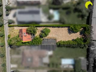 <p><span>Op een absolute toplocatie in Edegem bieden wij u deze volledig te renoveren, vrijstaande woning/bouwgrond aan. De woning is gelegen in een groene en residentiële woonwijk.</span></p><p><span>Het zuidwest georiënteerde perceel is 939 m² groot (14 m breed x 63 m diep).</span></p><p><span>In de directe nabijheid vindt u verbindingswegen, scholen, ziekenhuizen en tal van sportclubs. Achter de woning bevindt zich een atelier dat tal van mogelijkheden biedt.</span></p><p><span>De woning zelf dateert van 1954 en dient volledig gerenoveerd te worden. De ramen beschikken over enkele beglazing met houten schrijnwerk. Er is nog geen centrale verwarming en ook het water dient nog aangesloten te worden.</span></p><p><span>De elektriciteit voldoet niet aan de hedendaagse normen en dient dus vernieuwd te worden.</span></p><p><span>Indeling:</span></p><p><span>In de inkomhal van de woning is er voldoende ruimte voor een vestiaire. De leefruimte bevindt zich aan de linkerzijde van de woning.</span></p><p><span>We lopen verder door en bereiken de keuken. Deze dient volledig vernieuwd te worden. Achteraan de woning zijn er bovendien uitbreidingsmogelijkheden.</span></p><p><span>Op de eerste verdieping zijn er drie slaapkamers en een uitgebroken badkamer. Ook deze dient volledig vernieuwd te worden.</span></p><p><span>Voor de woning is er een oprit waar u meerdere wagens kunt parkeren.</span></p><p><span>Graag sommen wij voor u nog even de troeven van deze te renoveren woning/bouwgrond op:</span></p><ul><li><span>Zeer rustige en residentiële locatie, in de nabijheid van winkels, scholen, verbindingswegen, sportclubs, ... </span></li><li><span>De woning kan volledig naar eigen inzichten vernieuwd worden. </span></li><li><span>Mogelijkheid om de woning af te breken en een villa te realiseren naar eigen smaak. </span></li><li><span>Zuidwest georiënteerd perceel (939 m²). </span></li></ul><p><span>EPC:</span><span> 1227 kWh/m²/jaar (F-label) (renovatieverplichting van toepassing)<br /></span><span>G-score:</span><span> A, </span><span>P-score:</span><span> A</span></p><p><span>Voor een bezoek ter plaatse kunt u ons contacteren op het nummer 03 449 42 41 of mail ons via hallo@habicom.be.</span></p><p><span>Benieuwd naar de waarde van uw woning? Check het gratis op <span>www.watismijnhuiswaard.be</span></span><span>.</span></p>