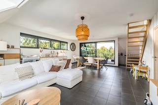 <p><strong>Ben je op zoek naar een ruim en instapklaar duplexappartement met 4 slaapkamers, een terras en twee private parkeerplaatsen in een groene en rustige omgeving in Denderhoutem? Zo gevonden!</strong><br /><br />Dit ruime duplexappartement beschikt over een bewoonbare oppervlakte van ca. 145 m². Gelegen in het groene en rustige Denderhoutem, biedt het een aangename woonomgeving met alle nodige voorzieningen binnen handbereik. Dankzij het gunstige EPC-label B en de conforme elektrische installatie combineert het appartement energiezuinig wonen met hedendaags comfort.<br /><br />Bij het binnenkomen komen we in de inkomhal, vanwaaruit de verschillende ruimtes bereikbaar zijn. De ruime woonkamer sluit aan op de eetkamer en de keuken. De keuken is uitgerust met een dampkap, koelkast met vriesvak, inductiekookplaat, oven, dubbele spoelbak en vaatwasser. Vanuit de woonkamer is er toegang tot het aangename terras van ca. 10 m², een fijne plek om van de groene omgeving te genieten. Vanuit de keuken is er bovendien toegang tot een praktische berging met aansluitingen voor wasmachine en droogkast. Vanuit de inkomhal/gang zijn de overige ruimtes bereikbaar, waaronder de badkamer met douche, ligbad en dubbele wastafel, het afzonderlijke toilet met handenwasser en drie slaapkamers van ca. 9 m², 10 m² en 10 m². Via de duplextrap bereiken we de bovenliggende verdieping, waar zich de ruime vierde slaapkamer van ca. 27 m² bevindt. Deze beschikt bovendien over een dressing en vormt hierdoor een bijzonder ruime en comfortabele hoofdslaapkamer.<br /><br />Op verdieping -1 bevindt zich nog een extra bergruimte, wat zorgt voor heel wat bijkomende opslagmogelijkheden. Bovendien zijn er twee private buitenparkeerplaatsen inbegrepen, wat zorgt voor extra parkeergemak.</p>