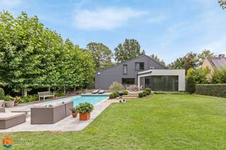 Op een unieke, groene locatie in Schiplaken vlakbij de vaart vind je deze prachtige en tijdloze villa gelegen op een mooi perceel van 1098 m² in...