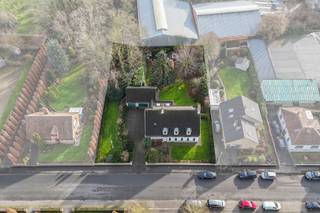 Deze ruime en karaktervolle villa uit de jaren ‘60 biedt een unieke combinatie van charme, ruimte en mogelijkheden. Met maar liefst zes slaapkamers, een grote zolder en een kelder is dit de ideale woning voor wie op zoek is naar volume en flexibiliteit. <br /><br />De lichtrijke leefruimte straalt klasse uit en sluit aan op de gezellige eetkamer en keuken. De grote raampartijen zorgen voor een prachtig uitzicht op de zuidgerichte tuin, waar u in alle rust kunt genieten. Dankzij de ruime indeling leent deze woning zich uitstekend voor een vrij beroep of praktijk aan huis.<br /><br />Verder beschikt de villa over twee garages en een ruime oprit. De solide bouwstijl en authentieke elementen bieden een sterke basis voor modernisering naar eigen smaak.<br /><br />Bovendien werd het dak reeds geïsoleerd en zijn er zonnepanelen aanwezig, wat zorgt voor extra energie-efficiëntie. Een recente aardgasketel garandeert een optimaal verwarmingscomfort.<br /><br />Wie interesse heeft in deze unieke eigendom kan ons contacteren op 059250590 voor alle info en bezoek ter plaatse.