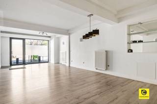 Op te frissen 1 à 2 slaapkamer gelijkvloers met tuintje en autostaanplaats!Dit voormalig handelsgelijkvloers werd enkele jaren terug herbestemd tot...