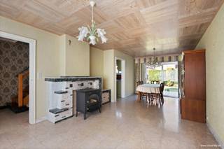 Deze half open bebouwing bestaande uit: inkomhal met toilet, eetkamer - salon met aanpalende keuken, garage met wasplaats en bovenliggende zolder.Op...