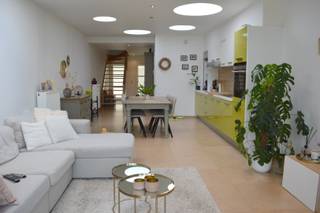 Woning gelegen op een zeer rustige locatie met vlotte bereikbaarheid naar winkels en belangrijke invalswegen.Inkomhal, ruime keuken (voorzien van...