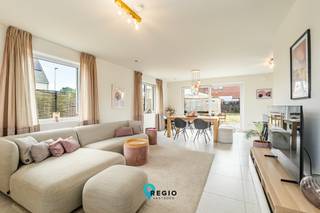 <p>Ontdek deze <strong>stijlvolle en instapklare gezinswoning</strong> aan de Buiskouter in Astene, waar hedendaags wooncomfort, ruimte en een rustige ligging perfect samenkomen.<br />Deze woning werd gebouwd in 2022 en beschikt over een royale bewoonbare oppervlakte van 146,5 m². Een ideale thuis voor gezinnen of levensgenieters die op zoek zijn naar een <strong>moderne woning zonder zorgen</strong>.<br />Bij het binnenkomen wordt u verwelkomd in een <strong>lichtrijke inkomhal met gastentoilet</strong>. Van hieruit komt u in de <strong>ruime leefruimte,</strong> waar de eetkamer naadloos aansluit op de <strong>moderne en eigentijdse keuken</strong>. Dankzij de open indeling ontstaat een aangename, uitnodigende leefomgeving waar koken, tafelen en samenzijn centraal staan.<br />Op de bovenverdieping bevinden zich <strong>drie volwaardige slaapkamers</strong>, waardoor er volop ruimte is voor het hele gezin, een thuiskantoor of hobbyruimte. De <strong>mooi afgewerkte badkamer</strong> nodigt uit tot ontspannen, terwijl een <strong>afzonderlijk toilet</strong> op deze verdieping voor extra comfort zorgt. De <strong>ruime technische berging</strong> op de verdieping zorgt ook voor extra stockageruimte.<br />Ook praktisch scoort deze woning bijzonder goed. De <strong>garage met aanpalende bergruimte</strong> biedt niet alleen plaats voor de wagen, maar ook de nodige extra opslagruimte. Buiten geniet u van een <strong>ruim terras</strong>, een <strong>onderhoudsvriendelijke tuin </strong>en een handige <strong>tuinberging</strong> — ideaal om in alle rust van het buitenleven te genieten.<br />De woning onderscheidt zich door haar verzorgde afwerking, hedendaagse uitstraling en praktische indeling. Dankzij de bouw in <strong>2022</strong> profiteert u bovendien van het comfort van een recente woning, waardoor u hier zonder grote werken meteen uw nieuwe thuis kunt creëren. De woning beschikt bovendien over een alarmsysteem (Verisure), het schuifraam beneden is voorzien van zonnewering en op de verdieping zijn rolluiken aanwezig.<br /><br /><u><strong>Rustig wonen, uitstekend bereikbaar!</strong></u><br />De woning bevindt zich in het groene en aangename Astene, een omgeving die rust en bereikbaarheid mooi combineert. In de nabije omgeving vindt u onder meer een kleuter- en basisschool, winkels en diverse mogelijkheden voor ontspanning en recreatie. Tegelijk geniet u van een vlotte verbinding naar Deinze, St. Martens Latem, Gent en de omliggende steden.<br /><br />Kortom: een moderne, instapklare gezinswoning met ruimte, comfort én een aangename ligging. Een thuis waar u jarenlang met plezier kunt wonen.<br /><u>Doordat de woning dateert van 2022, beschikt u hier over een nieuwbouwwaardige woning die verkocht wordt onder registratierechten.</u><br /><br />Interesse? Vraag het volledige verkoopdossier aan via <strong><em>Lindsay@regiovastgoed.be</em></strong> of via <em><strong>0476/83.47.74</strong></em> en ontdek zelf alle troeven van deze prachtige woning. Plan tijdig uw bezoek tijdens de eerste <em><strong>bezoekdag op zaterdag 22 augustus</strong></em>.</p>