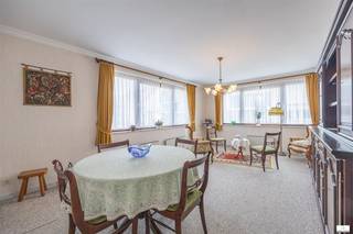 Appartement d'angle lumineux de 2 chambres, situé à seulement 100 mètres de la promenade du bord de mer et des commerces de proximité. Il comprend un séjour spacieux, un coin cuisine, deux chambres de bonne taille (toutes deux équipées d'un lit double), une salle de bains avec baignoire et des toilettes séparées. Moyennant quelques travaux de rénovation, ce bien serait idéal pour une résidence principale ou une maison de vacances ! Un local à vélos commun est à disposition.
