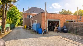Woning in half-open bebouwing op een perceel van circa 8 are langsheen een invalsbaan. Oostelijk georiënteerd.<br />De woning omvat: inkomhal, living, eetplaats, keuken, badkamer, achterinkom, wc en garage.<br />Op de verdieping: nachthal, 2 ruime slaapkamers (15m² en 15m²), bureel (of kleine 3de slaapkamer) en linnenkamer.<br />Totale vloeroppervlakte: 197m². Cv op mazout. Bouwjaar: 1961.<br />EPC: 450 kWh/m² jaar - energielabel E - UC: 3935705-RES-1.<br />Stedenbouwkundige info: woongebied met landelijk karakter - niet gelegen inverkaveling - geen voorkooprecht ruimtelijke ordening - geen rechterlijke herstelmaatregel of bestuurlijke maatregel opgelegd.<br />Geen risicozone voor overstromingen - gebouwscore A - perceelscore A.<br />PREMIES voor renovatie: informatie over premies en financiële steun bij de renovatieverplichting kan u raadplegen op de website https://www.vlaanderen.be/een-huis-of-appartement-kopen/renovatieverplichting-voor-residentiele-gebouwen . Renovatieverplichting: kopers van woningen met een EPC-label E of F worden verplicht om binnen de 6 jaar na datum notariële akte de woning energetisch te renoveren tot minimum energielabel D = EPC 400 kWh/m² of beter.