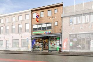 Bent u op zoek naar een instapklare handelszaak op een toplocatie, gecombineerd met een hoogwaardig afgewerkte woonst? Dit pand in het bruisende...