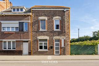 Voor meer info en foto’s, surf naar www.swevers.be – Instapklaar wonen met karakter en hedendaags comfort? Deze charmante halfopen woning in de Jaminéstraat 41 in Tongeren-<br />Borgloon combineert de authentieke uitstraling van een woning uit de periode 1875-1899 met<br />tal van recente vernieuwingen. Met een bewoonbare oppervlakte van 146 m² beschikt u over een ruime leefruimte met open keuken (51,4 m²), een praktische berging, een gastentoilet en een gezellige zuidgerichte tuin van ca. 50 m² waar u volop van de zon geniet. Op de eerste verdieping vindt u twee slaapkamers.De tweede verdieping biedt een derde slaapkamer en een ruimte badkamer. Doorheen de jaren werd de woning grondig aangepakt: in 2012 werden onder meer sanitair, gasketel en ramen vernieuwd, in 2019 werden rolluiken geplaatst en in 2025 werd airco geïnstalleerd. Extra muurisolatie na de afbraak van de aanpalende woning verhoogt het wooncomfort. De centrale ligging is een extra troef, met winkels, scholen en openbaar vervoer op wandelafstand en een vlotte verbinding naar het station en de autosnelweg. Een ideale woning voor wie op zoek is naar ruimte, comfort en een uitstekende bereikbaarheid. Voor meer informatie, bel 012 699 900. Bron bewoonbare oppervlakte: EPC- verslag.