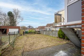 Dans un quartier calme, facilement accessible via le R0 et les axes menant à la Région bruxelloise, cet immeuble de rapport de 1960 comprend...