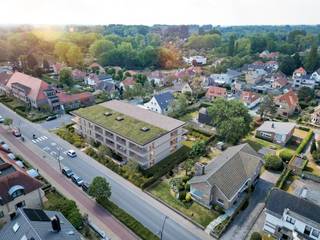 Découvrez la Residentie Mezzo à Koksijde, où luxe, confort et situation idéale se rencontrent. Ce nouveau projet de construction prestigieux est situé à l'angle principal de Middenlaan, près des dunes de Hoge Blekker, et de la très animée Zeelaan à Koksijde. Un carrefour de paix et de dynamisme.<br /><br />Que vous recherchiez une résidence permanente luxueuse, une résidence secondaire sans soucis sur la côte ou un investissement immobilier rentable, Residence Mezzo a tout ce qu'il vous faut. <br /><br />La Residence Mezzo dispose de 18 appartements élégants, harmonieusement répartis sur 3 étages. <br /><br />Chaque unité résidentielle se caractérise par un aménagement bien pensé et confortable. <br /><br />Vous pouvez choisir entre des appartements d'une ou trois chambres, chacun avec une belle terrasse spacieuse. Vous optez pour le rez-de-chaussée ? Ensuite, vous avez également un jardin privé confortable.<br /><br />Tous les besoins pratiques ont été pensés : chaque appartement dispose en standard de son propre espace de rangement au sous-sol. En outre, des garages souterrains et des places de parking sont également disponibles. <br /><br />Vous êtes intéressé par Residentie Mezzo à Koksijde ? N'hésitez pas à demander la brochure avec les plans et les prix auprès de la responsable des dossiers Sarah Velle au 0470 10 52 78 ou à sarah.velle@dewaele.com.<br /><br />Registre des mesures: non