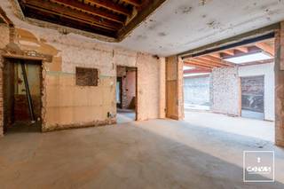 Dit gebouw is gelegen aan de binnenring van Gent, waardoor u een <strong>vlotte verbinding heeft naar Gent Centrum</strong>, de R4 en N9. Daarnaast zijn verschillende winkels, horeca, scholen en het zwembad Rooigem in de buurt. Het openbaar vervoer stopt zo goed als voor de deur. <br /><br />Het gebouw, bestaande uit twee huisnummers, werd volledig gestript. Momenteel bestaat het gebouw uit een eengezinswoning met een ruime gelijkvloerse praktijkruimte. De start van de totale renovatie werd reeds gedaan. De aanvraag voor het verbouwen van deze eengezinswoning met gelijkvloerse praktijkruimte naar een <strong>meergezinswoning met drie appartementen en gelijkvloerse praktijkruimte</strong> werd reeds bij Stad Gent d.d. 07.08.2025 <strong>gunstig bevonden</strong>,<strong> </strong>mits het voldoen aan de bijzondere voorwaarden. Bij interesse kan de beslissing van de omgevingsvergunningsaanvraag u worden overgemaakt. <br /><br />Wenst u meer informatie over dit project? Aarzel niet ons te contacteren via 09 278 88 88.