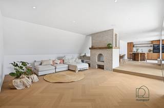 <h1><span>Uniek gerenoveerde penthouse (3 slaapkamers) met riant terras en prachtig zicht over Mechelen</span></h1><p><span>Wonen in het hart van Mechelen, met ruimte, rust en een terras om van te dromen?</span><span> Dit volledig gerenoveerde penthouse combineert hedendaags wooncomfort met een uitzonderlijk gevoel van ruimte en een adembenemend uitzicht over de stad.</span></p><p><span>De absolute blikvanger is het </span><span>gigantische terras van maar liefst 64,8 m²</span><span>. Een unieke buitenruimte midden in de stad, waar je in alle rust kunt genieten van het weidse zicht over Mechelen. Dankzij de vele grote ramen vloeien binnen- en buitenruimte bovendien mooi in elkaar over en geniet het appartement van een bijzonder open en ruimtelijk gevoel.</span></p><p><span>Het appartement werd </span><span>recent volledig gerenoveerd</span><span> en is instapklaar. Bij de renovatie werd gekozen voor hoogwaardige materialen en veel aandacht voor comfort en afwerking. Zo beschikt de woning onder meer over </span><span>domotica, een geïntegreerde muziekinstallatie, een volledig afgewerkte keuken en extra isolatie</span><span>. Alles is met oog voor detail en hedendaags wooncomfort afgewerkt.</span></p><p><span>De royale leefruimte vormt het hart van het appartement en geniet dankzij de grote raampartijen van bijzonder veel lichtinval. De woning beschikt over </span><span>drie ruime slaapkamers</span><span>. De master bedroom is uitgerust met een </span><span>eigen dressing en een privébadkamer</span><span>. De twee andere slaapkamers (kunnen gebruikmaken van een </span><span>tweede badkamer</span><span>, wat zorgt voor extra comfort en privacy.</span></p><p><span>Ook praktisch scoort dit penthouse bijzonder sterk. Er is een </span><span>ruime inpandige garage</span><span> beschikbaar, die mee aangekocht dient te worden voor </span><span>35.000</span><span>. Een bijzonder grote troef wanneer je midden in de stad woont: je wagen veilig en comfortabel parkeren, zonder in te leveren op de voordelen van een centrale ligging.</span></p><p><span>En die ligging is moeilijk te overtreffen. Het appartement bevindt zich </span><span>pal in het centrum van Mechelen, in de rustige Kraanstraat</span><span>, op wandelafstand van de </span><span>Dijle, de Kraanbrug en de Vismarkt</span><span>. Restaurants, winkels, gezellige pleinen en alles wat de binnenstad te bieden heeft, liggen letterlijk om de hoek. Tegelijk woon je in een rustige straat en geniet je vanuit het appartement en terras van een prachtig zicht over de stad.</span></p><p><span>Kortom:</span><span> een uitzonderlijk penthouse voor wie centraal wil wonen, maar tegelijk verlangt naar ruimte, rust, luxe en een fantastische buitenruimte. </span></p><h3><span>Troeven op een rij</span></h3><ul><li><span>Penthouse op topligging in hartje Mechelen</span></li><li><span>64,8 m² terras</span><span> met prachtig uitzicht over de stad</span></li><li><span>Volledig gerenoveerd en instapklaar</span></li><li><span>Hoogwaardige materialen en moderne afwerking</span></li><li><span>Zeer ruim en open gevoel dankzij de vele ramen</span></li><li><span>3 ruime slaapkamers</span></li><li><span>Master bedroom met dressing en privébadkamer</span></li><li><span>Tweede badkamer voor de overige slaapkamers</span></li><li><span>Domotica en muziekinstallatie</span></li><li><span>Volledig afgewerkte keuken</span></li><li><span>Extra isolatie</span></li><li><span>Rustige ligging in de Kraanstraat</span></li><li><span>Vlak bij Dijle, Kraanbrug en Vismarkt</span></li><li><span>Geen renovaties gepland in de VME</span></li><li><span>Ruime inpandige garage optioneel aan te kopen voor </span><span>35.000</span></li></ul><p><span> </span></p><p><span>Interesse? Contacteer ReuzeGoed op 0470 11 56 80 of via <span>welkom@reuzegoed.be</span></span><span> voor een bezoek! Tot dan!</span></p>