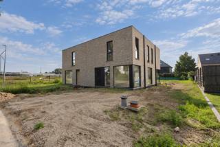 Modern wonen, energiezuinigheid en een hoogwaardige afwerking komen samen in deze halfopen nieuwbouwwoning in Oud-Termien. De woning maakt deel uit van een kleinschalig nieuwbouwproject bestaande uit twee halfopen woningen en bevindt zich momenteel in de afwerkingsfase. Bij de realisatie wordt bijzondere aandacht besteed aan duurzame materialen, hedendaagse technieken en optimaal wooncomfort.<br />Met een bruto bewoonbare oppervlakte van circa 140 m², drie slaapkamers, een perceel van 326 m² en een aangename zuidwestgerichte tuin biedt deze woning een mooie balans tussen ruimte, comfort en energiezuinig wonen. Een toekomstgerichte thuis op een rustige én strategische locatie in Genk.<br /><br /><strong>Indeling</strong><br />Via de inkomhal betreden we de woning en bereiken we de lichtrijke leefruimte. De open keuken met eethoek sluit naadloos aan op de woonkamer en vormt het centrale hart van de woning. Grote raampartijen zorgen voor een aangename natuurlijke lichtinval en versterken de verbinding met de achterliggende tuin.<br />Aansluitend aan de keuken bevindt zich een praktische berging, ideaal voor extra voorraad- en opslagruimte.<br /><br />Via de trappenhal bereiken we de verdieping, waar zich drie slaapkamers, de badkamer en een afzonderlijk toilet bevinden. De woning beschikt over een bruto bewoonbare oppervlakte van circa 140 m² en werd ontworpen met aandacht voor een praktische indeling en optimaal ruimtegebruik.<br /><br />Buiten beschikt de woning over een eigen oprit met parkeergelegenheid en een zuidwestgerichte achtertuin. Dankzij deze gunstige oriëntatie geniet u gedurende een groot deel van de dag en avond van de zon.<br /><br /><strong>Technische informatie</strong><br />Bij de realisatie van deze nieuwbouwwoning ligt de nadruk op energiezuinigheid, duurzaamheid en kwalitatief wooncomfort. De woning wordt hoogwaardig afgewerkt met duurzame materialen en voorzien van moderne technieken die bijdragen aan een laag energieverbruik.<br />De verwarming gebeurt via een energiezuinige warmtepomp in combinatie met vloerverwarming, wat zorgt voor een aangename en gelijkmatige warmteverdeling. Daarnaast wordt de woning voorzien van zonnepanelen, waarmee verder wordt ingezet op hernieuwbare energie en een laag energieverbruik. Ook is er reeds een aansluiting voor een laadpaal voorzien. De aluminium ramen met hoogrendementsbeglazing combineren een moderne uitstraling met uitstekende isolerende eigenschappen. Samen met de doorgedreven isolatie, zonnepanelen en energiezuinige technieken resulteert dit in een duurzame en toekomstgerichte nieuwbouwwoning met sterke energetische prestaties. E-peil E29.<br /><br /><strong>Buurtinformatie</strong><br />De woning bevindt zich in Oud-Termien, een rustige, groene en kindvriendelijke woonomgeving die tegelijk bijzonder strategisch gelegen is, op een boogscheutje van Genk-Centrum. Met De Maten en Bokrijk vlakbij liggen enkele van de mooiste natuur- en recreatiegebieden van de regio binnen handbereik. Ideaal voor wie graag wandelt, fietst of gewoon wil genieten van het groen. Tegelijkertijd bevinden scholen, winkels, supermarkten, openbaar vervoer en andere dagelijkse voorzieningen zich op korte afstand.<br /><br />Via de nabijgelegen Hasseltweg bereikt u vlot het uitgebreide commerciële aanbod in de omgeving. De Westerring zorgt bovendien voor een uitstekende verbinding richting Genk, Hasselt, Diepenbeek, Bilzen en Zutendaal, evenals naar de E314 en E313.<br /><br />Hier combineert u rustig en groen wonen met energiezuinige nieuwbouw, hedendaags comfort en een uitstekende bereikbaarheid.<br /><br />Ook de naastgelegen nieuwbouwwoning wordt te koop aangeboden. Informeer gerust bij ons kantoor naar de mogelijkheden.<br /><br />Deze hoogwaardige nieuwbouwwoning wordt aangeboden aan een verkoopprijs van € 465.000 exclusief btw.<br />Bij toepassing van 21% btw bedraagt de verkoopprijs € 562.650 inclusief btw.<br /><br />Bent u op zoek naar een duurzame en hoogwaardige nieuwbouwwoning met 3 slaapkamers en een zuidwestgerichte tuin op een strategische locatie? Contacteer ons via 089 69 30 01 of info@consimmo.be voor meer informatie of een bezoek ter plaatse. 