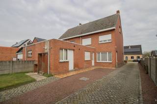 Te renoveren woning met 3 slaapkamers op 643 m². Deze op te frissen woning biedt vele mogelijkheden tot uitbreiding via de zolderruimte waar bv. nog...