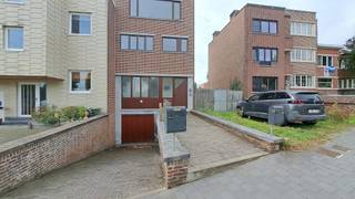 Charmant duplex-appartement met terras in hartje Tienen!<br />Op zoek naar een gezellige woonplek in het bruisende hart van Tienen? Dit charmante duplex-appartement combineert een praktische indeling met een aangename woonomgeving en een centrale ligging! Garage inbegrepen!<br />Indeling: Gelijkvloers: inkomhal.<br />1ste verdieping: gezellige woonkamer, ruime keuken en een aangenaam terras waar je heerlijk kan ontspannen.<br />2de verdieping: badkamer uitgerust met douche, lavabo en toilet, en twee slaapkamers.<br />Dankzij de centrale ligging bevinden winkels, horeca en andere voorzieningen zich op wandelafstand.<br />Huurprijs: 980 euro/maand.<br />Onmiddellijk beschikbaar! Interesse in dit charmante appartement? Neem gerust contact met ons op voor meer informatie of een bezoek!<br />Mail naar info@immogve.be of Bel 016/56.56.14