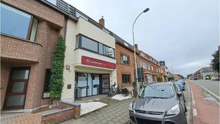 Ruim Duplex-Appartement met 3 slaapkamers, 2 TERRASSEN en TUIN op een uitstekende ligging in Sint-Andries, vlakbij winkels en met een vlotte verbinding naar de Expresweg en het centrum van Brugge. ** + Energielabel B! ** + Geen syndic kosten ! ** + Bewoonbare oppervlakte : 188 m² ** + Uitstekende mobiscore 9 op 10! ** ** Omvat een inkom, lichtrijke leefruimte, ingerichte keuken, berging, 3 slaapkamers, badkamer met ligbad, 2 terrassen en een tuin. ** #leukwonen #sintandries #brugge ** ** Beschikbaar 1 november 2026