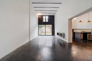 Infos : maxime.l@weinvest.be ou 02 315 77 22 | Découvrez ce magnifique duplex de 142 m², un bien rare offrant de beaux volumes et une...