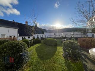 Uitzonderlijk goed bereikbare en instapklare kantoorruimtes te huur van <strong>18 m² tot 138 m²</strong>. <br />Ontdek een perfecte balans tussen professionele faciliteiten en een groene, inspirerende werkomgeving. Deze moderne kantoorruimtes zijn ideaal gelegen met een directe aansluiting op de <strong>R4</strong>, op slechts <strong>1 km</strong> afstand. Dankzij deze strategische locatie geniet u van een vlotte toegang tot Eeklo, Gent-Zeehaven, de <strong>E40 </strong>(Brussel/Oostende-Brugge) en de <strong>E17 </strong>(Gent-Antwerpen). Binnen een rijafstand van vijf minuten bereikt u de belangrijkste verkeersaders.<br /><br />De kantoren maken deel uit van het prestigieuze<strong> Axxes Business Center</strong>, een gezellig en professioneel complex dat een breed scala aan faciliteiten biedt. Het middelpunt van het complex is een prachtig onderhouden<strong> middenplein met tuin</strong>. Het complex beschikt over vergaderzalen, een restaurant en een veilige fietsenstalling.<br />Er zijn ruime parkeermogelijkheden met een parkeerratio van 1 plaats per 26 m² en 58 laadpunten voor elektrische voertuigen.<br />De kantoorruimtes zijn instapklaar en direct beschikbaar. Indien gewenst zijn er ook andere kantooroppervlaktes beschikbaar, volledig afgestemd op uw specifieke behoeften.<br /><br />Heeft u interesse? Neem vandaag nog contact op met<strong> PANORAMA B2B GENT KANTOREN </strong>via <strong>0477 44 39 30</strong> en plan een vrijblijvend bezoek om deze unieke locatie zelf te ervaren.