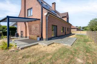 Deze ruime vrijstaande woning is gelegen in Pamel, nabij het centrum, scholen en dagelijkse voorzieningen. Met maar liefst 274 m² woonoppervlakte en een perceel met onderhoudsvriendelijke tuin biedt deze woning bijzonder veel ruimte en mogelijkheden.<br />De gelijkvloerse verdieping werd gerenoveerd in 2019 en omvat een ruime inkomhal met vestiaire en apart toilet, een kamer die kan gebruikt worden als bureel/hobby of zelfs als slaapkamer, een ruime leefruimte met pelletkachel en een volledig uitgeruste keuken met veel opbergruimte.<br />Verder beschikt de woning over een garage met sectionale poort en een kelder.<br />Op de eerste verdieping bevinden zich 3 ruime slaapkamers en een vierde kamer die dienst kan doen als babykamer, dressing of bureau. De slaapkamers beschikken over airco. Er is eveneens een extra berging en een ruime badkamer met douche, bad en toilet.<br />De ruime zolder is reeds geïsoleerd en ingedeeld in 3 ruimtes. Deze biedt tal van mogelijkheden voor extra slaapkamers, een bureau, hobbyruimte of andere doeleinden.<br />Buiten geniet u van een aangename tuin met een terras. <br />TROEVEN: EPC C, elektriciteit conform, zonnepanelen/batterij, laadpaal, elektrische rolluiken en regenwaterput<br />Voor meer informatie en/of een bezichtiging: 054 23 53 83 of info@localsvastgoed.be