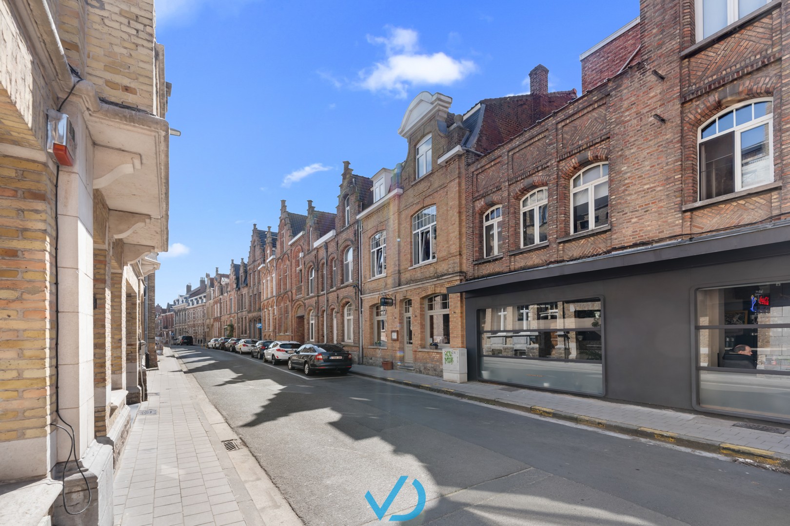Sfeervol en bloeiend restaurant inclusief instapklaar appartement met zonnig terras in hartje Ieper! - foto 1