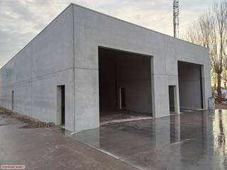 Professionele magazijn - unit van 225m², hoge sectionaalpoort, water, elektriciteit, 100% veilig en droog, voldoende parkeergelegenheid. ...