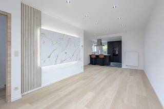 <p>Gerenoveerde woning met drie slaapkamers, studio, werkplaats en ruime tuin.</p><p></p><p>Gelegen nabij openbaar vervoer en invalswegen, is deze instapklare en energiezuinige woning onmiddellijk bewoonbaar.</p><p></p><p>Op het gelijkvloers is een open leefruimte met nieuwe, volledig geïnstalleerde keuken terug te vinden, aangevuld met een verzorgde douchekamer met inloopdouche, wasmeubel en toilet.</p><p>Via de achterdeur is er toegang tot het terras en de ruime tuin met prachtig groenzicht. Vanuit de leefruimte is ook de kelder bereikbaar.</p><p></p><p>Op de eerste verdieping bevinden zich twee ruime slaapkamers. De afgewerkte zolderverdieping omvat de grootste slaapkamer, vlot bereikbaar via een vaste trap.</p><p></p><p>Doorheen de woning zijn inbouwspots, verzorgde schilderwerken, kwalitatieve ramen met dubbele beglazing en recente radiatoren aanwezig.</p><p></p><p>Bijzondere troeven zijn de volledig afgewerkte studio met leefplaats, kitchenette en douchekamer met toilet, ideaal als extra kamer, thuiskantoor of hobbyruimte, en een extra stockageruimte van circa 40m² achter het terras, geschikt als werkplaats, tuinberging of stockage.</p><p></p><p>Dankzij een gunstige EPC score en conforme elektrische installatie is deze woning volledig instapklaar.</p>