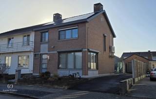 <u><strong>PLUSPUNTEN:</strong></u><br />+ EPC A!<br />+ Rustige ligging<br />+ 3 slaapkamers<br />+ Vrijstaande garage<br />+ Zonnepanelen + thuisbatterij<br />+ Goed geïsoleerd én geventileerd<br /><br />Deze woning biedt een uitstekende kans voor wie een ruime instapklare thuis zoekt nabij het centrum. Gelegen in een residentiële buurt combineert deze halfopen bebouwing het beste van twee werelden: de rust van landelijk wonen en de nabijheid van stadsvoorzieningen.<br /><br />De woning, oorspronkelijk gebouwd in 1975, heeft een bewoonbare oppervlakte van 184m² en werd door de huidige eigenaar stelselmatig energiezuinig gerenoveerd waardoor je meteen kan inhuizen.<br /><br /><u><strong>INDELING:</strong></u><br />Bij binnenkomst tref je een praktische indeling bestaande uit een gezellige woonkamer met open haard en kunstige siermantel voor een warme en huiselijke sfeer, aansluitend een praktische keuken voorzien van alle modern comfort, en een ruime veranda. Verder op het gelijkvloers vind je de wasplaats alsook een apart toilet.<br />De vrijstaande garage zorgt voor extra comfort, wel zo handig voor extra opslagruimte en makkelijk parkeren. Zo staat je wagen altijd veilig en droog binnen. <br /><br />Op de eerste verdieping heb je via de nachthal toegang tot 3 ruime slaapkamers met maatwerkkasten alsook de recent vernieuwde badkamer met inloopdouche, lavabo en toilet. Een leuk detail aan de douche is het spiegelglas aan de buitenzijde: niet enkel is privacy gegarandeerd, het helpt je ook bij de samenstelling van de ideale outfit.<br /><br />De woning beschikt daarnaast nog over een zolder en een praktische kelder wat voldoende opbergmogelijkheden biedt. Dit maakt de woning bijzonder flexibel en geeft je volop mogelijkheden om de woning aan te passen aan jouw woonwensen.<br /><br />De tuin met terras nodigt uit tot het creëren van een rustige buitenruimte, een plek om te ontspannen of gezellig te tafelen.<br /><br /><u><strong>TECHNISCHE TROEVEN:</strong></u><br />De huidige eigenaar heeft de woning helemaal klaar gemaakt voor de toekomst. De voornaamste vernieuwingen zetten we even op een rijtje:<br />- Uitgebreide zonnepaneleninstallatie<br />- Thuisbatterij 10 kW<br />- Alarminstallatie<br />- Opbouwrolluiken<br />- Airco's (koelen én warmen)<br />- Isolatie in de muren (Neopixels)<br />- Glaswol-isolatie zolder<br />- Hoogrendementsglas<br />- 4-seizoenenglas veranda (HR++)<br />- Ventilatiesysteem D met warmtewinning<br />- Fiberaansluiting<br /><br />De gunstige ligging nabij het centrum zorgt ervoor dat je gemakkelijk toegang hebt tot het openbaar vervoer en alle voorzieningen die de stad te bieden heeft. Tegelijk zijn ook de vele fiets- en wandelroutes die Haspengouw rijk is vlakbij.<br /><br />Kortom, deze woning biedt een ideale kans voor wie op zoek is naar een degelijke gezinswoning in een residentiële, maar goed bereikbare omgeving, die bovendien helemaal futureproof is. <br /><br /><u><strong>CONTACT:</strong></u><br />Zie jij ook alle troeven van deze instapklare woning?<br />Contacteer mij via 011/49.75.90 om jouw persoonlijke bezichtiging in te plannen.<br /><br /><em>De vermelde oppervlaktes zijn slechts indicatief. Katrien Wouters - creating IMMOtions kan niet verantwoordelijk gesteld worden voor de juistheid van de aan haar verstrekte gegevens.  </em>