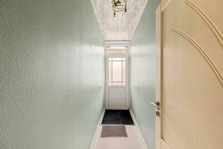 Deze instapklare en knusse  rijwoning is gelegen in de Moorseelsestraat te Heule, vlak bij scholen, supermarkten,…. De woning werd in 2012 gerenoveerd en heel sfeervol ingericht. De indeling op het gelijkvloers is als volgt: inkomhal, leefruimte met gezellige zithoek en eetplaats, toegang naar een droge kelder, ingerichte keuken met eetplaats, apart toilet, badkamer met één wastafel en regendouche en verder af te werken uitbouw met aansluitend de zonnige stadstuin. Door de diepte van 30 meter kunt u maximaal van de zon genieten. 1e v.: twee slaapkamers en de zolderverdieping werd smaakvol ingericht als derde slaapkamer, voorzien van sfeerverlichting en ingebouwde kasten.<br />Instapklaar – 3 slpks – gerenoveerd – charmante gevel – zonnige tuin. <br /><br />Mogelijkheid tot het huren van een garage tegenover de woning. <br /><br />Voor verdere informatie of vrijblijvend bezoek neem dan contact op met Imani via 056 255 333 of imani@panorama.immo
