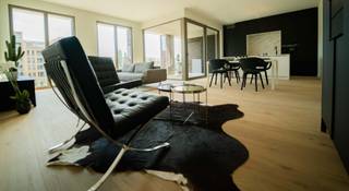 <strong>2-slaapkamerappartement in Residentie Pontoon – Quartier Bleu, Hasselt</strong><br /><br />Ontdek appartement L20.103 (oppervlakte 135 m²) op de eerste verdieping van de stijlvolle Residentie Pontoon.<br />Dit ruime en lichtrijke appartement beschikt over een ruim terras van ca. 13 m² met een schitterend zicht op de jachthaven – de perfecte plek om te genieten van rust en zon.<br />De indeling omvat een inkomhal met gastentoilet, een berging, een badkamer met bad, een extra douchekamer, twee slaapkamers en een aangename leefruimte met open keuken en grote raampartijen die uitgeven op het terras.<br /><br />Het appartement is uitgerust met vloerverwarming en een energiezuinige warmtepomp.Je wagen parkeer je vlot en veilig in de ondergrondse parkeergarage.<br /><br />Bij elk appartement hoort een autostaanplaats en/of garagebox (verplicht aan te kopen). Het appartement is volledig afgewerkt (incl. schilderwerken) en dus instapklaar. <br /><br /><strong>Meer info of een bezoek? </strong>Contacteer vrijblijvend onze sales consultants Inge Vancluysen of Marisa Marasco via 011 41 33 23.