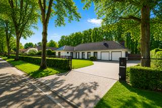 <strong>Stijlvol gerenoveerde gelijkvloerse villa op toplocatie in Schilde op een zuidgericht perceel van ca. 2.028 m²</strong><br /><br />Gelegen in een uiterst <strong>rustige straat </strong>met enkel plaatselijk verkeer, op <strong>wandel- en fietsafstand van het centrum</strong> van Schilde, bevindt zich deze instapklare en <strong>volledig gerenoveerde gelijkvloerse villa</strong>. De woning combineert comfort, ruimte en licht op een prachtig <strong>zuidgericht perceel</strong> van ca. 2.028 m². Deze gelijkvloers villa is tevens het ideale alternatief voor een luxeappartement. <strong><br /></strong><br /><strong>De gelijkvloerse verdieping:</strong><br />- een <strong>inkomhal </strong>op travertin met ingemaakte vestiaire en gastentoilet met handenwasser,<br />- een <strong>lichtrijke woonkamer </strong>op parket met <strong>grote raampartijen</strong> tot op de grond en een gezellige <strong>open haard</strong> op hout,<br />- een <strong>volledig uitgeruste keuken </strong>met dubbele lavabo, Siemens inductiekookplaat, Siemens oven, vaatwasser en ingebouwde koelkast, en deur naar deels overdekt terras en tuin,<br />- een <strong>inpandige dubbele garage </strong>(momenteel ingericht als <strong>berging/wasplaats</strong>) met <strong>elektrische sectionaalpoort</strong>: praktische wasruimte met hoge Siemens inbouwkoelkast en hoge Siemens inbouwvriezer, spoelbak en aansluitingen voor was- en droogmachine,<br />- een <strong>nachthal </strong>op parket,<br />- een <strong>hoofdslaapkamer </strong>op parket met<strong> ingemaakte TV-kastenwand</strong>, <strong>schuifraam </strong>naar het terras en een <strong>ensuite badkamer </strong>met dubbele lavabo, toilet en douche,<br />- een aparte <strong>dressing </strong>met <strong>ingemaakte kasten</strong> en zicht op de tuin,<br />- <strong>twee bijkomende slaapkamers</strong> op parket, waarvan één met <strong>ingemaakte kasten,</strong><br />- een extra <strong>douchekamer </strong>met lavabo en douche,<br /><br /><strong>De tuin:</strong><br />- een <strong>prachtig</strong> <strong>zuidgericht</strong> <strong>perceel</strong> met veel <strong>privacy</strong> en <strong>weinig</strong> <strong>inkijk</strong>,<br />- <strong>volledig omheind </strong>terrein met <strong>automatische toegangspoort</strong>,<br />- een <strong>deels overdekt</strong> en afsluitbaar <strong>terras </strong>met <strong>heaters </strong>en <strong>buitenverlichting</strong>,<br />- een lange oprit met <strong>ruime parkeermogelijkheden</strong>,<br />- een <strong>dubbele</strong> <strong>carport</strong> met <strong>zolder</strong><strong>berging</strong>,<br />- een extra aparte <strong>tuinberging</strong>,<br /><br /><strong>Algemeen:</strong><br />- <strong>totaalrenovatie </strong>uitgevoerd in 2013,<br />- <strong>12 zonnepanelen en zonneboiler </strong>(recente panelen),<br /><strong>- driedubbele beglazing,</strong><br /><strong>- conforme elektrische keuring,</strong><br />- <strong>videobewaking </strong>aanwezig,<br />- volledige <strong>kruipruimte</strong>,<br />- <strong>bergzolder</strong> bereikbaar via vlizotrap,<br />- 4 <strong>regenwaterputten </strong>van telkens 10.000 liter,<br />- <strong>vliegenramen </strong>en manuele &amp; automatische <strong>rolluiken</strong>,<br /><strong>- uitstekend onderhouden en instapklaar<br /></strong>