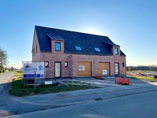 Moderne nieuwbouw woningen omvattende:Gelijkvloers: inkomhal; afzonderlijke WC; living met open keuken; berging;Verdiep: nachthal; 3 slaapkamers;...