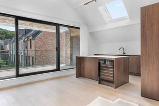 Wij stellen u graag dit uitzonderlijk ruime appartement voor, gelegen op de bovenste verdieping van een kleinschalig gebouw met slechts twee appartementen, waar hedendaags wooncomfort en een hoogwaardige afwerking centraal staan. Via de privatieve inkomhal met privatieve lift komt u terecht in de lichtrijke leefruimte met open keuken, afgewerkt met kwalitatieve materialen en ingemaakte maatkasten die zorgen voor een stijlvolle en tijdloze uitstraling. Met een bewoonbare oppervlakte van 141 m² biedt deze woonst bijzonder veel ruimte. De drie volwaardige slaapkamers maken het appartement ideaal voor gezinnen, thuiswerk of wie extra logeerruimte wenst. Daarnaast beschikt de woning over twee smaakvol ingerichte badkamers. Ook technisch werd niets aan het toeval overgelaten: vloerverwarming, een warmtepomp, ventilatiesysteem type D en zonnepanelen zorgen voor comfort en een energiezuinig karakter. Buiten geniet u van een doorlopend balkon langs de zijkant van het gebouw en een ruim terras dat rechtstreeks toegankelijk is vanuit de woonkamer. De aankoop van een dubbele parkeerplaats op de binnenplaats is verplicht aan € 35.000. Winkels, scholen en openbaar vervoer bevinden zich in de onmiddellijke omgeving, terwijl u dankzij de vlotte verbinding met de E314 snel de belangrijkste invalswegen bereikt. Kortom, een instapklare en bijzonder ruime woonst die kwaliteit, comfort en bereikbaarheid perfect combineert. Interesse? Contacteer ons via info@homies.be of 016 22 82 22.