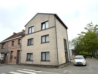 Dit modern en praktisch ingedeeld gelijkvloers appartement is ideaal gelegen nabij het Sportcentrum van Sint-Gillis, met een vlotte bereikbaarheid...