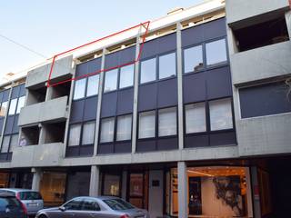 <p><strong>Te huur: ruim appartement met twee slaapkamers en garage in het centrum van Waregem.</strong></p>

<p> </p>

<p>Dit appartement met een bewoonbare oppervlakte van 100 m² is gelegen in het centrum van Waregem op wandelafstand van de Markt. Er is een mogelijkheid om een garage bij te huren.</p>

<p> </p>

<p><u><strong>Indeling:</strong></u><br />Inkomhal met plaats voor vestiaire, woonkamer met veel natuurlijke lichtinval, volledig uitgeruste open keuken met directe toegang tot het grote en zonnige terras. Verder zijn er 2 volwaardige slaapkamers en een kleinere slaapkamer/bureau/speelkamer, badkamer met bad/douche en lavabo, een gastentoilet en ingebouwde kasten in de gang.</p>

<p> </p>

<p><u><strong>Troeven:</strong></u></p>

<ul><li>Gelegen in het centrum</li><li>Garage optioneel bij te huren</li><li>Lichtrijke leefruimte</li><li>Groot appartement</li><li>Zonnig terras</li></ul>
<br />Interesse in dit leuk appartement? Neem dan zeker contact op met ERA Bossuyt voor meer info of een bezoek - 056/61.10.10.