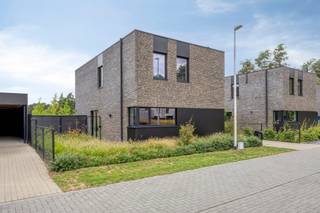 <p><strong>Wonen in alle comfort, rust en stijl aan de bosrand</strong></p>
<p>Deze bijzonder fraai afgewerkte en instapklare BEN-woning combineert hedendaags wooncomfort met een warme, luxueuze uitstraling. Hoogwaardige materialen, kwalitatieve merken en oog voor detail vormen de rode draad doorheen de woning. Dit alles op een rustige, groene locatie met winkels, scholen, natuur en belangrijke verbindingswegen binnen handbereik.</p>
<p><strong>Stijlvol wonen en culinair genieten</strong></p>
<p>Op het gelijkvloers vallen meteen de verzorgde afwerking en aangename ruimtelijkheid op. De visgraat PVC-vloer geeft de leefruimte een warme uitstraling en dankzij de brede schuifpui geniet u van veel natuurlijk licht en een mooie verbinding met de tuin.</p>
<p>Blikvanger is de exclusieve maatwerkkeuken in matzwart met Neolith werkblad. Deze is uitgerust met Siemens StudioLine-apparatuur, waaronder een koel-vriescombinatie, combi-oven, vaatwasser en inductiekookplaat met geïntegreerde afzuiging. Een Quooker, wijnklimaatkast en apothekerskast maken het geheel compleet.</p>
<p>Ook het gastentoilet sluit aan bij het hoogwaardige afwerkingsniveau, met een hotel-chique uitstraling en sanitair van Geberit en Duravit.</p>
<p><strong>Drie slaapkamers en een badkamer met wellnessgevoel</strong></p>
<p>Op de eerste verdieping bevinden zich drie ruime slaapkamers, ideaal voor een gezin of voor wie extra ruimte zoekt voor een bureau of logeerkamer. De verdieping is afgewerkt met kwalitatief licht-eiken laminaat en een volledig houten trap.</p>
<p>De volledig betegelde badkamer biedt een ruime inloop-regendouche met handdouche van Hansgrohe, een royaal Villeroy & Boch-bad en een dubbele wastafelopstelling van Detremmerie. De Solid Surface lavabo en Italiaanse designkranen maken de luxueuze uitstraling compleet. Daarnaast is er een afzonderlijk tweede toilet.</p>
<p><strong>Energiezuinig comfort</strong></p>
<p>Ook technisch is deze woning helemaal klaar voor de toekomst. De warmtepomp zorgt voor zowel vloerverwarming als vloerkoeling en is via een app regelbaar. Daarnaast beschikt de woning over een WTW-ventilatiesysteem, dubbele beglazing, draai-kiepramen en zonnepanelen. Het BEN-karakter zorgt voor een bijzonder energiezuinig wooncomfort.</p>
<p><strong>Buiten genieten</strong></p>
<p>De onder architectuur aangelegde tuin vormt een sfeervolle verlenging van de woning. De combinatie van planten, struiken en bomen zorgt voor groen en privacy en is tegelijkertijd relatief onderhoudsvriendelijk.</p>
<p>Het ruime terras biedt volop plaats om buiten te eten en te loungen en kan desgewenst verder worden uitgebreid. In de tuin zijn diverse verlichtingspunten en watervoorzieningen aanwezig. Een praktische tuinberging beschikt over verlichting en elektriciteit.</p>
<p>Aan de rechterzijde bevindt zich een ruime carport met oprit en parkeergelegenheid voor drie auto's. Ook rondom de woning is veel aandacht besteed aan verlichting, met hoogwaardige armaturen van Wever & Ducré.</p>
<p><strong>Groen wonen met alles dichtbij</strong></p>
<p>De woning ligt rustig en kindvriendelijk aan de bosrand. Scholen en een speeltuin bevinden zich op loopafstand en supermarkt, bakker en slager zijn gemakkelijk per fiets bereikbaar.</p>
<p>Voor natuurliefhebbers liggen Bosland en de Lommelse Sahara vlakbij, met volop mogelijkheden om te wandelen en fietsen tussen dennenbossen, heide, zandduinen en recreatie aan het water.</p>
<p>Tegelijkertijd is de bereikbaarheid uitstekend. De Nederlandse grens en Eindhoven liggen op circa 20 minuten rijden en ook het centrum van Lommel en de belangrijkste verbindingswegen zijn vlot bereikbaar.</p>
<p>Een bijzonder complete en instapklare woning voor wie rust en groen wil combineren met luxe, energiezuinigheid en hedendaags wooncomfort.</p>
<p><strong>BEZOEKMOMENT: zaterdag 5 sept tussen 10u en 12u (na afspraak)<br />Voor meer info of een bezoek te plannen, surf naar www.marketgarden44.be!</strong></p>