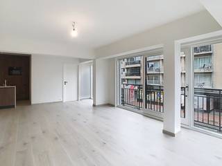 Het appartement werd recent gerenoveerd en is gelegen op de eerste verdieping. Er zijn twee lichtrijke slaapkamers, een volledig geïnstalleerde keuken, badkamer met inloopdouche en lavabo. Er is in de inkomhal een berging met aansluiting voor een wasmachine. Er is tevens een gemeenschappelijke fietsenberging in het gebouw! Het appartement wordt onbemeubeld verhuurd. Indeling:- inkomhal- leefruimte met open geïnstalleerde keuken - berging met aansluiting wasmachine- badkamer met inloopdouche en lavabo- gastentoilet - slaapkamer 1 (7m2)- slaapkamer 2 (14m2)Troeven:- toplocatie in centrum Middelkerke!- instapklaar en lichtrijk appartement- hoogwaardig afgewerktAlgemene onkosten: €50/maand + voorschot verwarming: €75/maand.Onmiddellijk beschikbaar. Ben je geïnteresseerd in dit pand te huur in Middelkerke? Ga naar de website www.dewaele.com, klik op het pand dat je wenst te huren. Via de rode knop "vraag je bezoek aan" vragen we u kort een profiel in te vullen. Daarna nemen we contact op voor een bezoek. Telefonisch kunnen er geen afspraken gemaakt worden.