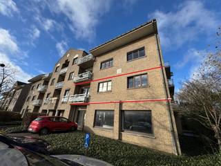 Dit <strong>appartement</strong> van bouwjaar 1991 zal U verrassend overtuigen na een bezoek met zijn vele ruimte, goede indeling en veel lichtinval. er werd recent een nieuwe CV brander geplaatst wat het energieverbruik tot een minimum herleidt.<br />Indeling :<br />ruime aparte inkomhal die toegang geeft naar het aparte toilet, een ruime berging, en de leefruimte.<br />Vanuit de zuidgerichte leefruimte wandelt U door naar de zuidgerichte keuken. De leefruimte geeft ook toegang tot de 2 slaapkamer en de badkamer. In de kelderverdieping hebben we nog een ruime private kelder nr 13.<br />Op de -1 verdieping hebben we nog <strong>een optionele garage (nr 13 of 17)</strong> die U kan bijkopen.<br />Voor de deur is er veel parkeergelegenheid voor auto's. <br />Het gebouw heeft ook een afgesloten gemeenschappelijke fietsenberging, een aparte grote ruimte op de vuilnis te plaatsen in afwachting van ophaling en een private.<br />Op heden verhuurd aan Vivius (Sociale huisvestingsmaatschappij - Harelbeke/Waregem) voor 9 jaar, <br />HP - appartement : <strong>619,35 / maand</strong><br />HP - Garage :<strong> 55 of 60 euro/maand (is apart verhuurd)</strong><br />U krijgt tevens korting op uw onroerende voorheffing<br />Alle praktische regelingen met de huurder lopen via Vivius.  <br /><strong>Vraagprijs : Appartement : 169.500 euro - Garage : 20.000 euro (liefst samen aan te kopen)</strong><br /><br />Er is een mogelijkheid om een 2de appartement bij te kopen die vergelijkbaar is aan de linkerzijde van het gebouw, zie ook link : Kortrijksesteenweg 240 b 6, Harelbeke !<br /><br /><u>Wettelijke info : </u><br /><strong>EPC : 107 kWh/m² - B-label, net geen A-label<br />Asbest : Asbestveilig en -vrij !</strong><br />Elektriciteit : keuring in aanvraag<br />Conformiteitsattest : geldig, geen opmerkingen<br />Stedenbouw : niet beschermd, niet op inventaris, Vergunning uitgereikt, Woongebied, Geen dagvaarding uitgebracht, Geen voorkooprecht ruimtelijke ordening aanwezig, Geen Verkavelingsvergunning, geen overstromingsgebied, niet gelegen in afgebakend oevergebied, geen watergevoelige openruimtegebieden<br />Water : P-score : A, G-score : A, geen overstromingsgebied, dus geen natte voeten hier.<br /><br />Opmerking : foto's werden genomen met een breedbeeldlens, dit om de volledige ruimte te kunnen tonen op 1 foto ... hierdoor tonen de ruimtes wel groter op foto dan in werkelijkheid.<br /><br /> 