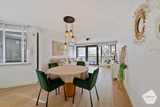 Op de <strong>tweede</strong> <strong>verdieping</strong> ontdekt u dit prachtig en volledig <strong>gerenoveerde</strong> <strong>appartement</strong> met een bewoonbare oppervlakte van <strong>85 m².</strong> De <strong>uitstekende</strong> <strong>ligging</strong>, op wandelafstand van winkels, het centrum én het strand, maakt deze eigendom bijzonder interessant voor wie op zoek is naar een vaste woonplaats, een tweede verblijf of een interessante investering.<br /><br />Bij het binnenkomen wordt u verwelkomd in een ruime inkomhal die rechtstreeks toegang geeft tot de <strong>aangename</strong> en <strong>lichtrijke</strong> <strong>leefruimte</strong>. Deze sluit mooi aan op de <strong>open</strong> <strong>keuken</strong>, die modern werd ingericht en <strong>volledig</strong> <strong>uitgerust</strong> is met de nodige toestellen en hedendaags comfort. Naast de keuken bevindt zich een handige berging, voorzien van <strong>aansluitingen</strong> voor een <strong>wasmachine</strong> en <strong>droogkast</strong>.<br />Het appartement beschikt daarnaast over <strong>twee</strong> <strong>ruime</strong>, <strong>volwaardige</strong> <strong>slaapkamers</strong>. De stijlvolle <strong>badkamer</strong> werd uitgerust met een dubbele lavabo en een praktische <strong>inloopdouche</strong>. Een afzonderlijk gastentoilet zorgt voor extra comfort.<br /><br />Dankzij de recente totaalrenovatie geniet u hier van een hoogwaardige afwerking en een eigentijdse woonkwaliteit. Het appartement is bovendien volledig instapklaar en beschikt over een <strong>gunstige</strong> <strong>EPC</strong>-<strong>score</strong> en een <strong>conforme</strong> <strong>elektrische</strong> <strong>keuring</strong>.<br /><br />Als bijkomende troef beschikt de eigendom over een <strong>ruime</strong> <strong>kelderberging</strong>, ideaal voor het stockeren van fietsen, materiaal of andere persoonlijke spullen. Een belangrijke <strong>extra</strong> mogelijkheid is dat er ook een <strong>autostaanplaats</strong> kan <strong>worden</strong> <strong>aangekocht</strong>.<br /><br />Kortom, dit appartement combineert ruimte, comfort, een hoogwaardige renovatie en een bijzonder gegeerde ligging in Blankenberge. Zowel als vaste woonst, tweede verblijf als investering biedt deze eigendom tal van mogelijkheden.