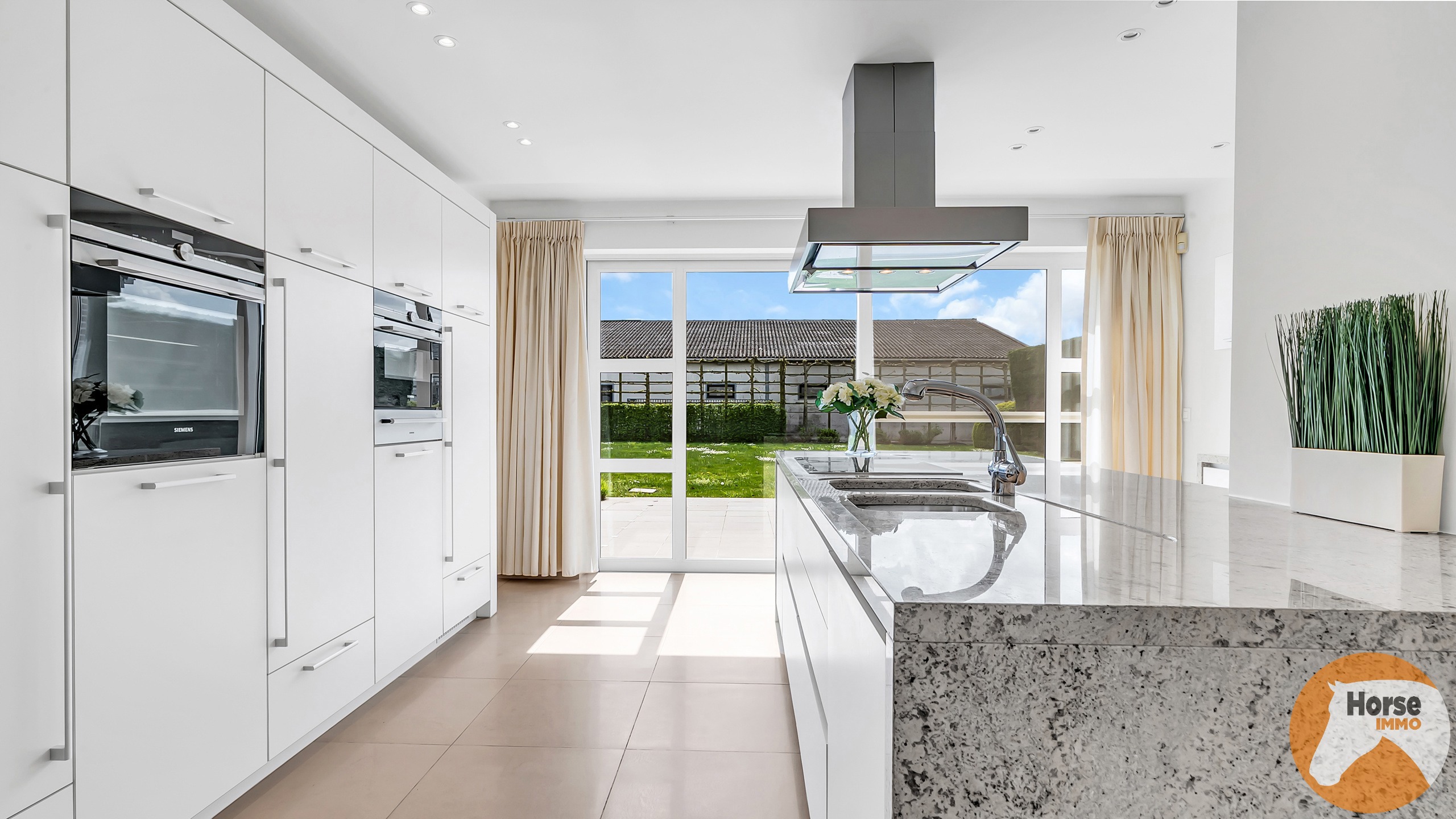 MEISE  – Landelijke woning met 3 loodsen op prachtig perceel - foto 4