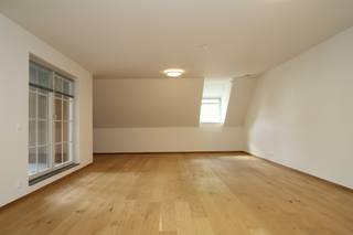 Ruim dakappartement met inpandige autostaanplaats in mooie parkresidentie . Het appartement biedt alle comfort en is ingericht met 2 slaapkamers,...