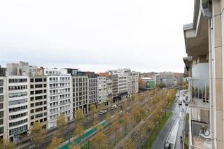 Ruimte, licht én karakter: een te renoveren 3 slaapkamers-appartement met prachtig vergezicht over de stad + achtergelegen autostaanplaats...