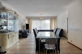Bij het betreden van het appartement komt u terecht in een inkomhal met praktische ingemaakte kasten. Vanuit de hal wandelt u door naar de lichtrijke leefruimte waar een groot schuifraam toegang biedt tot het eerste terras. Aansluitend op de woonkamer bevindt zich de ingerichte en vernieuwde keuken, die bovendien beschikt over een handige aanpalende berging. De nachthal leidt u vervolgens naar de overige vertrekken: 2 volwaardige slaapkamers, waarvan de kleinste kamer toegang heeft tot een tweede terras aan de achterzijde. Daarnaast is er een derde kamer aanwezig, die u volledig naar wens kunt inrichten als dressing, bureau of hobbyruimte. Verder is er een gastentoilet en een badkamer, die beiden in 2024 zijn vernieuwd.Bijzonderheden: - Energiezuinig - EPC B- Verhuurd sinds 2010 aan €805/maand- Garage achteraan optioneel aan te kopen voor €25.000- 2 terrassen- Gemeenschappelijke fietsen- en vuilbakbergingDe bereikbaarheid van dit appartement te koop in Merksem is top. Op wandelafstand vindt u supermarkten en uitstekende verbindingen met het openbaar vervoer. Dit vastgoed in Merksem is een interessante opportuniteit voor zowel starters als investeerders. Wacht niet te lang om dit appartement te kopen in Merksem en ontdek zelf de mogelijkheden van deze ruimtes.Het Dewaele vastgoedkantoor van Merksem te Lambrechtshoekenlaan 183 staat graag tot uw dienst. Had u graag een gratis schatting van uw eigendom via ons immokantoor? Mail naar maxime.weyler@dewaele.com.Bestuursmaatregelen in het maatregelenregister: nee
