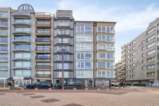 <span><span>Op een uitermate gunstige locatie aan de <strong>Zeedijk van Knokke</strong>, grenzend aan Het Zoute, bieden we u dit<strong> handelsgelijkvloers</strong> aan. Het eigendom bestaat uit 2 samengevoegde kavels vanuit 2 verschillende residenties en beschikt over een bruikbare vloeroppervlakte van <strong>94 m²</strong>. Het alhier aangeboden gedeelte betreft het <strong>rechtergedeelte (zie n°2 op begeleidende omslagfoto)</strong> van ongeveer <strong>69m²</strong>, bestaande uit een <strong>handelsruimte, een etalage langs de Zeedijk en een achterliggend privégedeelte</strong>. Op heden wordt het pand uitgebaat als handtassenwinkel, zijn de beide delen met elkaar verbonden (ook op technisch niveau) en dienen er bij een afzonderlijke invulling nog bijkomende werken uitgevoerd te worden om beide delen afzonderlijk te maken*. Er zijn uiteraard diverse activiteiten mogelijk, uitgezonderd voeding. Voorbeelden van toegestane activiteiten zijn onder meer een galerij, vastgoedkantoor, uitzendkantoor, reisbureau, kantoorruimte, shop, klein- en detailhandel,... Noem maar op. Toets gerust even af met ons kantoor.</span></span><br /><br /><span><span>Bovendien is het toegestaan om te overnachten in het handelsgedeelte (niet op recurrente basis en zonder domicilie). Zo kunt u gemakkelijk het achterste gedeelte van het pand gebruiken als verblijfplaats (handig om af en toe bij uw zaak comfortabel te kunnen overnachten). Er is namelijk achteraan een keukenruimte, douche en toilet voorzien.</span></span><br /><br /><span><span><strong>De indeling is als volgt: overdekte toegang - winkelgedeelte met etalage - opslagruimte/verblijfplaats - keukengedeelte - doucheruimte en toilet.</strong></span></span><br /><br /><span><span><u>Enkele troeven:</u></span></span>
<ul>
<li><span><span>Zowel interessant voor uw eigen zaak of als opbrengsteigendom voor verhuur;</span></span></li>
<li><span><span><strong>AAA+ locatie aan de Zeedijk van Knokke en vlakbij Het Zoute</strong>;</span></span></li>
<li><span><span>Sterke visibiliteit en mooie etalage;</span></span></li>
<li><span><span><strong>Instapklaar en afgewerkt, behoudens enkele technische ingrepen</strong>; </span></span></li>
</ul>
<span><span>AANDACHT: Dit aanbod kan enkel in combinatie met een verkoop van het aanpalende lot gerealiseerd worden. Informeer u bij de makelaar voor meer info hierover (zie andere advertentie op onze website). </span><span><em><strong>*</strong>Vraagprijs excl. kostprijs voor opsplitsingswerken.</em></span><br /><br /><span>Interesse om hier te investeren of te ondernemen? Bel Diksimmo op het nummer <strong>051 50 11 51</strong> of mail naar <strong>diksmuide@diksimmo.be</strong>.</span></span>