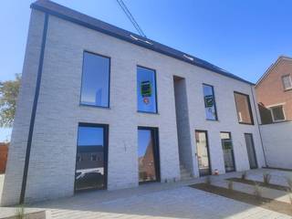 Deze duplexwoning biedt 3 slaapkamers, een hoogwaardige afwerking, duurzame technieken (vloerverwarming, lucht-waterwarmtepomp en zonnepanelen), een extra bergzolder, gemeenschappelijke fietsenberging en een privatieve autostaanplaats. Het ruime, zuidgerichte terras van maar liefst 22 m² laat je optimaal genieten van licht, ruimte en het prachtige groene achterland. Stalen tussendeur tussen inkom en woonkamer nog te voorzien en inbegrepen in de prijs. Voordelig voor zowel eigen bewoning als voor investeerders wegens minieme gemeenschappelijke kosten + aankoop voor eigen bewoning mogelijk onder 6% btw!